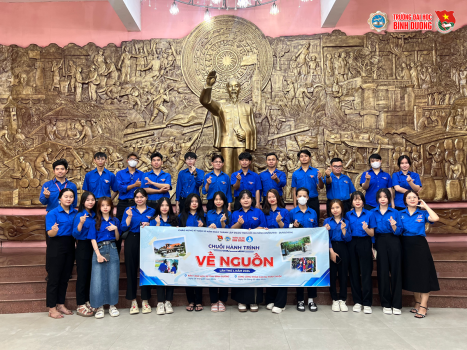 Hơn 50 đoàn viên thanh niên BDU “về nguồn” tại Bảo tàng tỉnh
