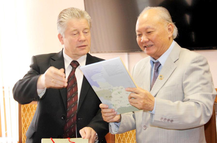 3 10 2013 Ngài Sergey Aleksandovich Bộ trưởng Bộ Giáo dục Belarus trao đổi với Thầy Cao Văn Phường