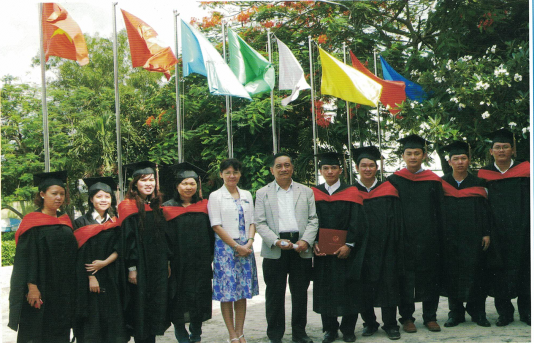 Các Tân Thạc sĩ lớp MBA khóa I chụp ảnh lưu niệm với các Phó Hiệu trưởng Trường Đại học Bình Dương 1068x686